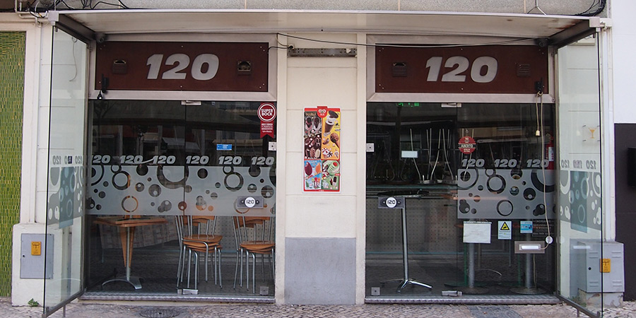 Bar 120 är en av flera populära barer i Caldas da Rainha